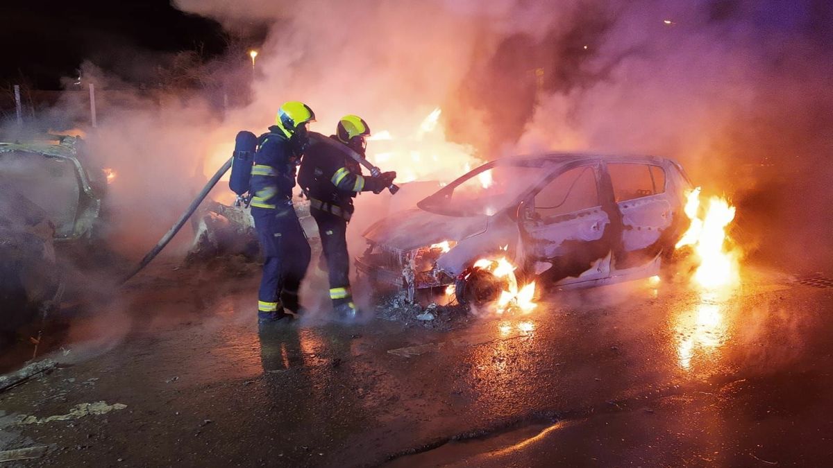 Policie hledá žháře s popálenýma rukama, v Praze zapálil devět aut
